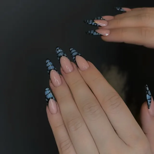 Lange Mandelnägel mit blauem Schmetterlings-Design an den Spitzen