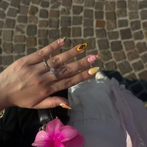 Kurze Nägel in Nude mit gelben und goldenen Akzenten