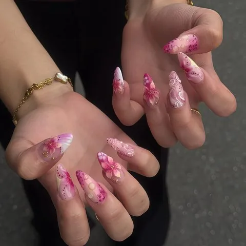 Rosa Nail Art mit gemalten Blüten auf Gelnägeln