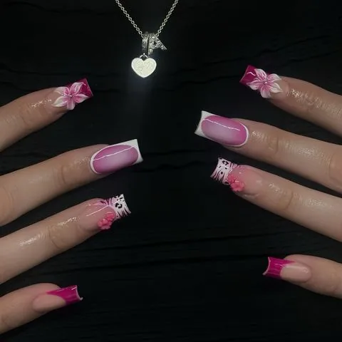 Pinke Duck Nails mit Blüten, Spitzen-Muster und Farbverlauf