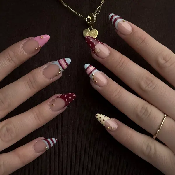 Mandelnägel mit bunten French Tips in Hellblau, Bordeaux und Rosa mit Goldperlen