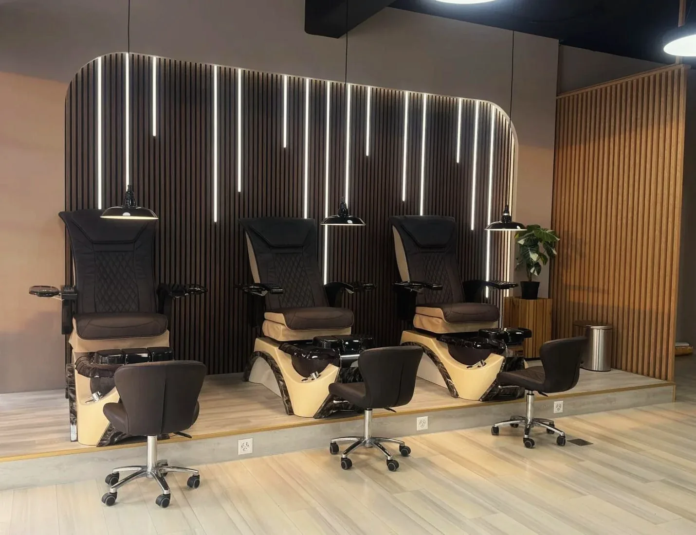 Pediküre-Lounge mit Pediküre-Sesseln bei Bless Nails Sursee