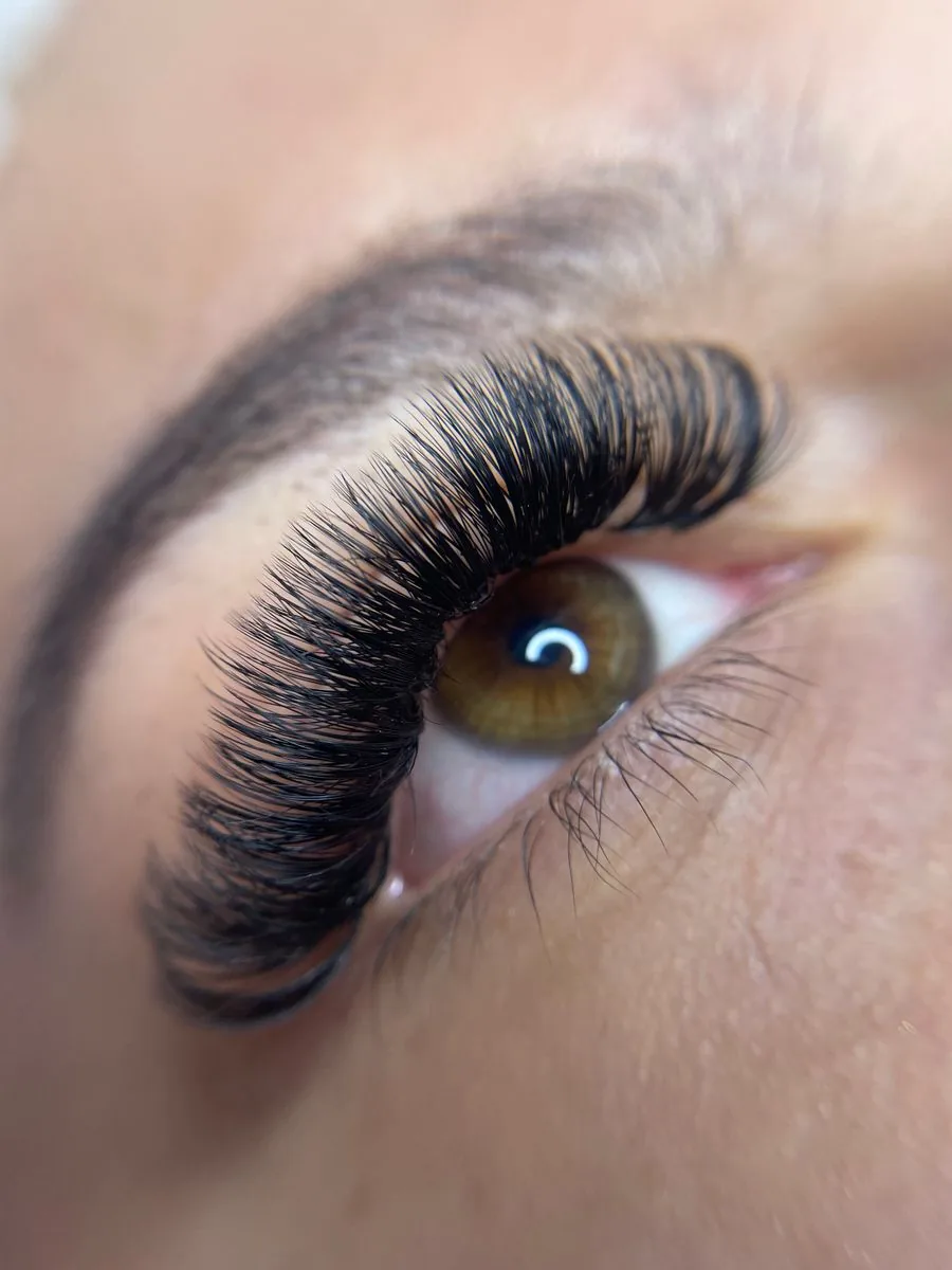 Wimpernverlängerung: Nahaufnahme voller, geschwungener Volumenwimpern
