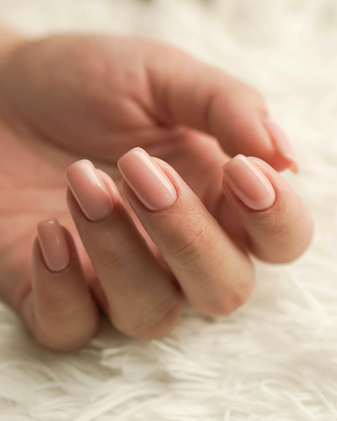 Klassische Maniküre und Shellac-Behandlung in zartem Nude-Rosé mit Hochglanz-Finish bei Bless Nails Sursee